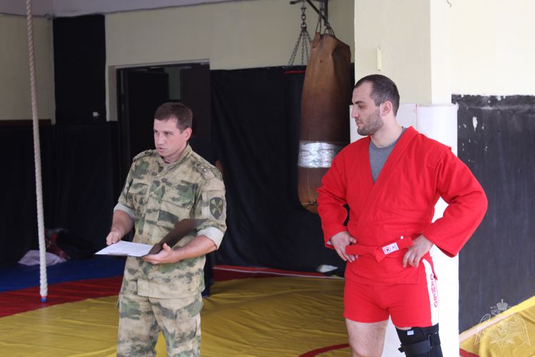 В Саратове именитый спортсмен провел мастер-класс по боевому самбо для сотрудников Росгвардии.