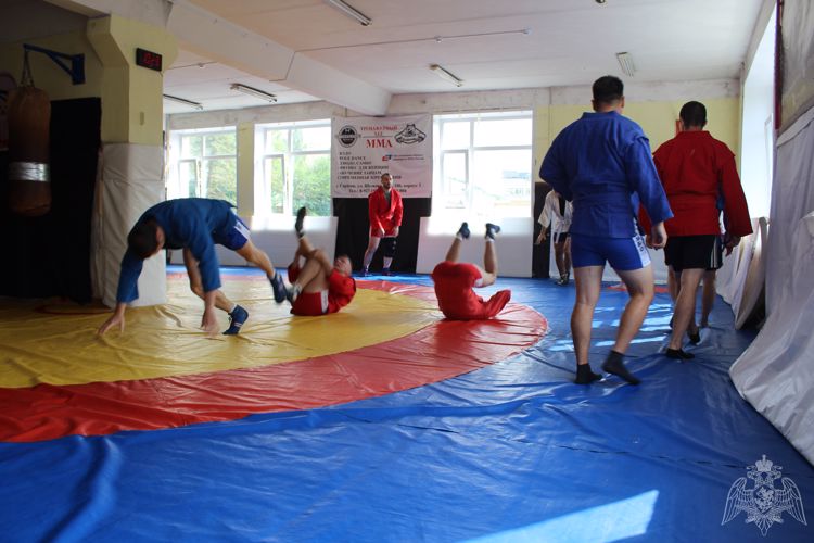 В Саратове именитый спортсмен провел мастер-класс по боевому самбо для сотрудников Росгвардии.