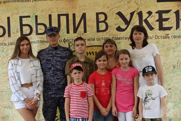 В Саратове сотрудники пресс-службы провели мастер-класс для юных фотографов.