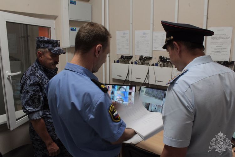 В преддверии начала учебного периода сотрудники Росгвардии проверяют безопасность образовательных учреждений Саратовской области.