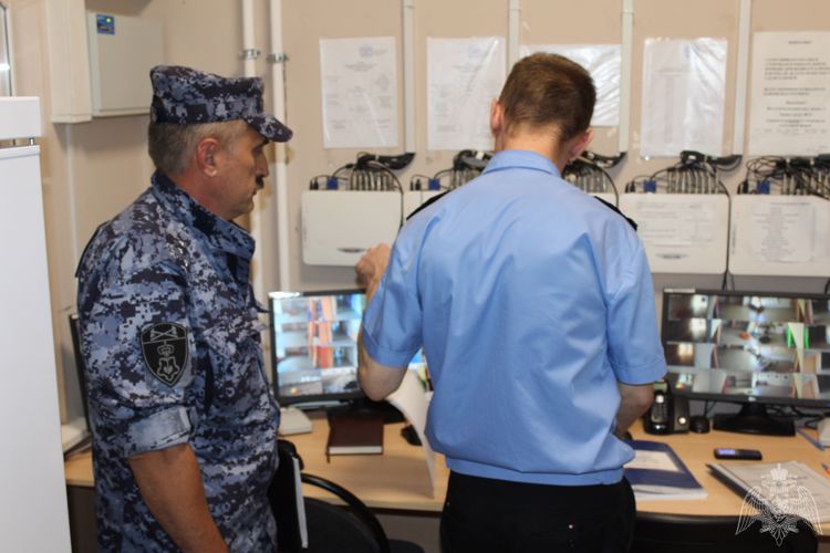 В преддверии начала учебного периода сотрудники Росгвардии проверяют безопасность образовательных учреждений Саратовской области.