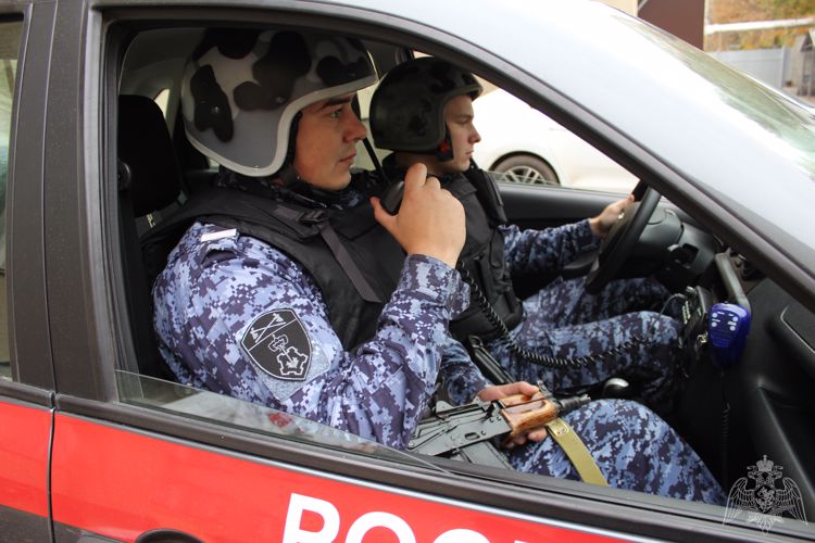 Руководство Управления Росгвардии по Саратовской области поздравляет сотрудников вневедомственной охраны с днем службы