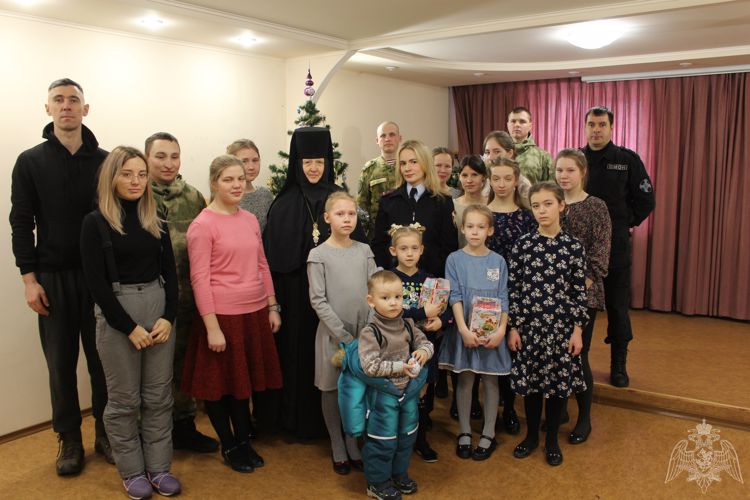 В Саратове военнослужащие и сотрудники Росгвардии поздравили детей с предстоящими новогодними праздниками
