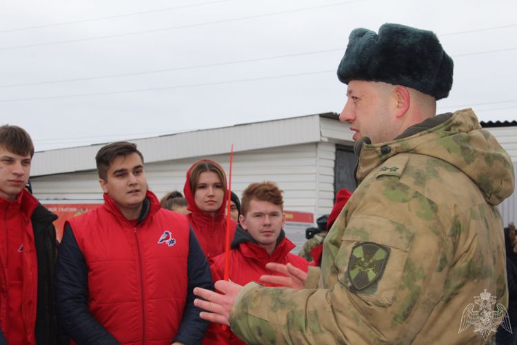 В Саратове военнослужащие росгвардии встретились с представителями студенческой команды "Молодёжка Общероссийского народного фронта "За Россию"