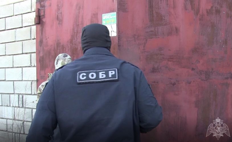 В Саратовской области при участии СОБР пресечена деятельность подпольного завода по производству немаркированной алкогольной продукции