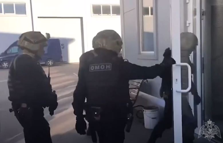 При поддержке СОБР и ОМОН в Саратовской области задержаны подозреваемые в крупном интернет-мошенничестве