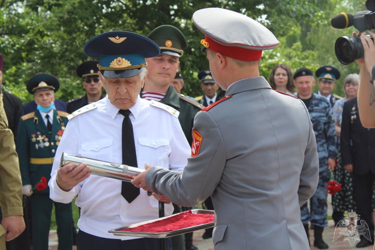 В День ветеранов боевых действий саратовские росгвардейцы заложили капсулу памяти с посланием потомкам