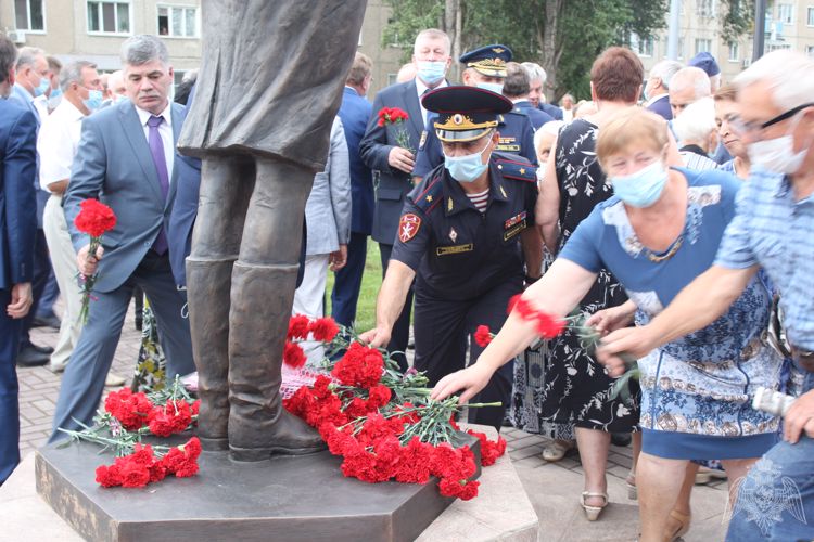 В Марксе открыт памятник фронтовым регулировщицам, отлитый по образу «Королевы Бранденбургских ворот» Марии Лиманской