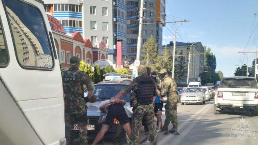 В центре Саратова бойцы ОМОН Росгвардии совместно с сотрудниками полиции задержали мужчин, подозреваемых во взломе машин (Видео) 
