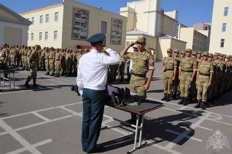 В Саратовском военном институте Росгвардии состоялось вручение оружия учащимся первого курса