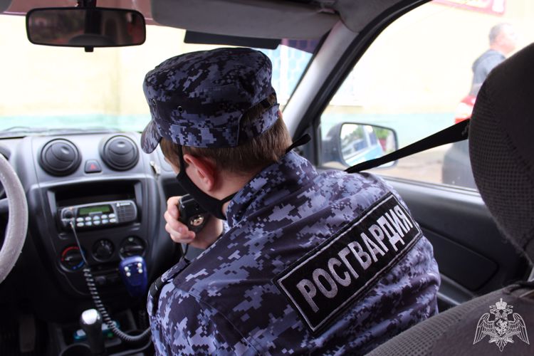В Саратове сотрудники вневедомственной охраны задержали водителя без прав, управлявшего автомобилем с чужими номерами.