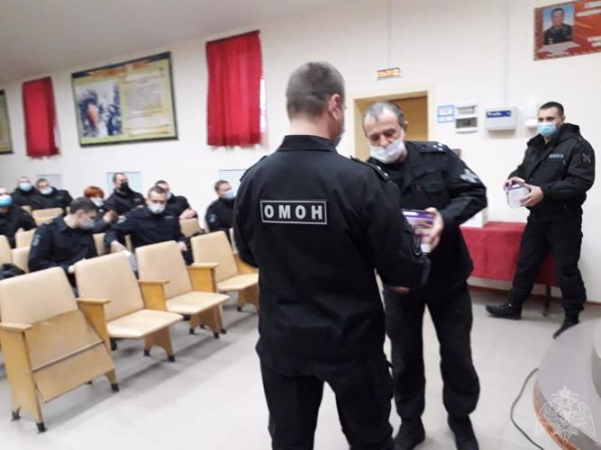 В Саратове сотрудников спецподразделений наградили за волонтерскую работу