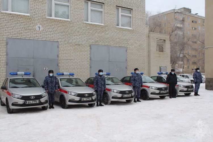 Начальник Управления Росгвардии по Саратовской области генерал-майор полиции Геннадий Макаров торжественно вручил сотрудникам вневедомственной охраны ключи от новых служебных автомобилей