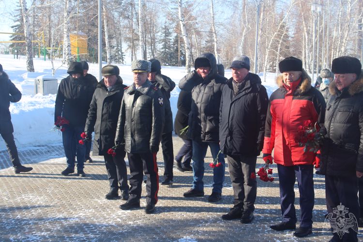 Начальник Управления Росгвардии по Саратовской области генерал-майор полиции Геннадий Макаров поздравил защитников Отечества с праздником