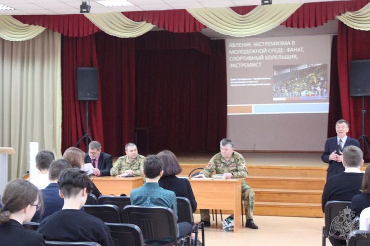Саратовские росгвардейцы рассказывают школьникам и кадетам о ведомственных ВУЗах