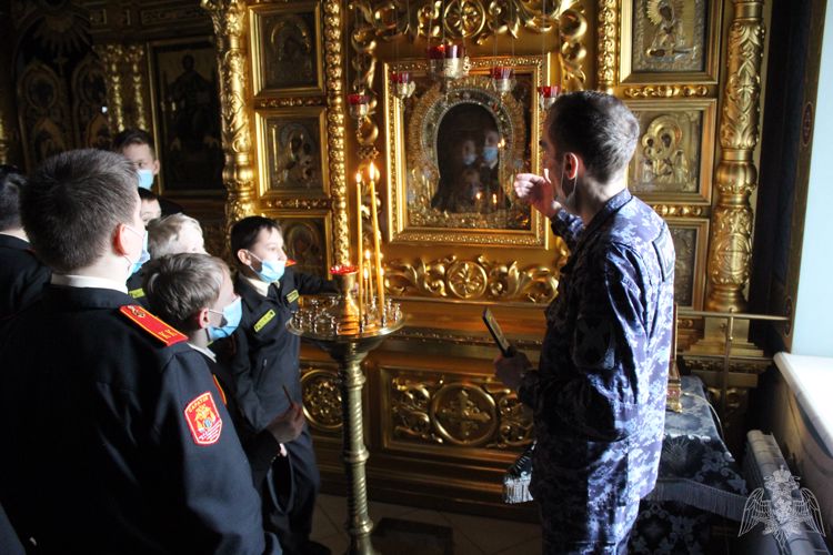 В канун светлого праздника Пасхи саратовские росгвардейцы и кадеты посетили  Свято-Троицкий собор