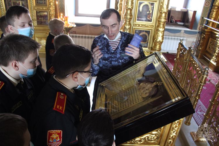 В канун светлого праздника Пасхи саратовские росгвардейцы и кадеты посетили  Свято-Троицкий собор