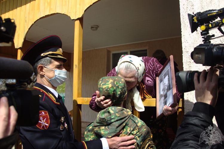 Сотрудники и военнослужащие Приволжского округа Росгвардии прошли парадом у дома легендарной регулировщицы Победы Марии Лиманской