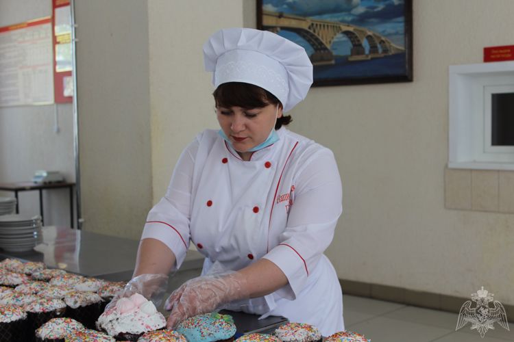 В Саратове повар Росгвардии испекла пасхальные куличи для маленьких пациентов онкодиспансера