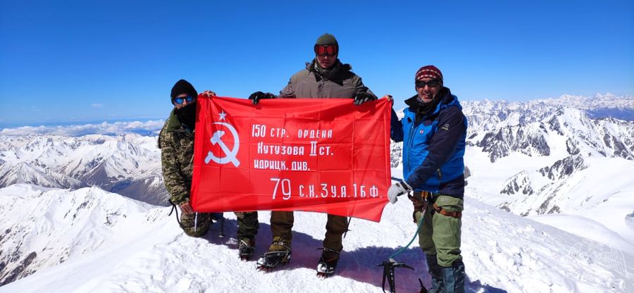 Офицеры саратовского СОБР покорили ледяную вершину горы Казбек, водрузив на ней точную копию Знамени Победы