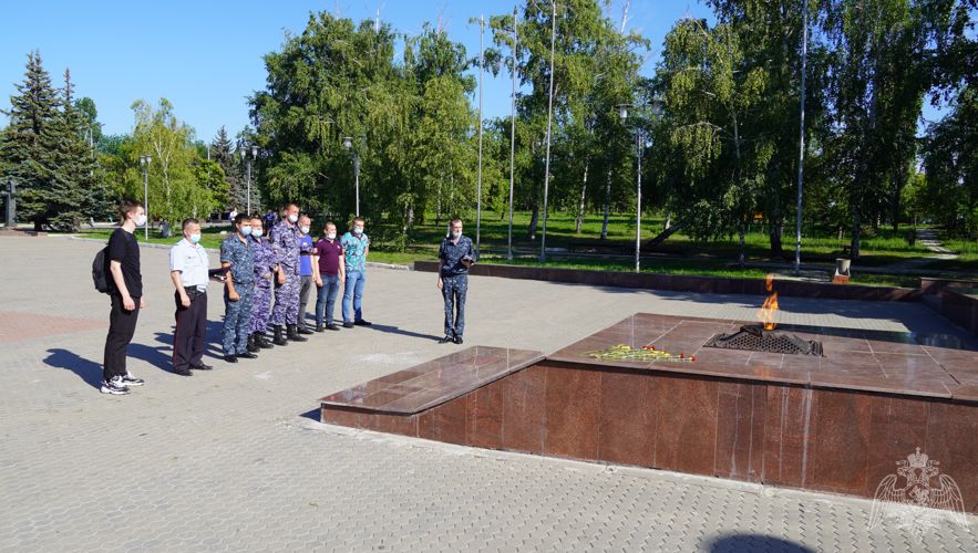 В Саратове в рамках мероприятий, приуроченных  ко Дню Памяти и Скорби, сотрудники Росгвардии посетили  парк  Победы.