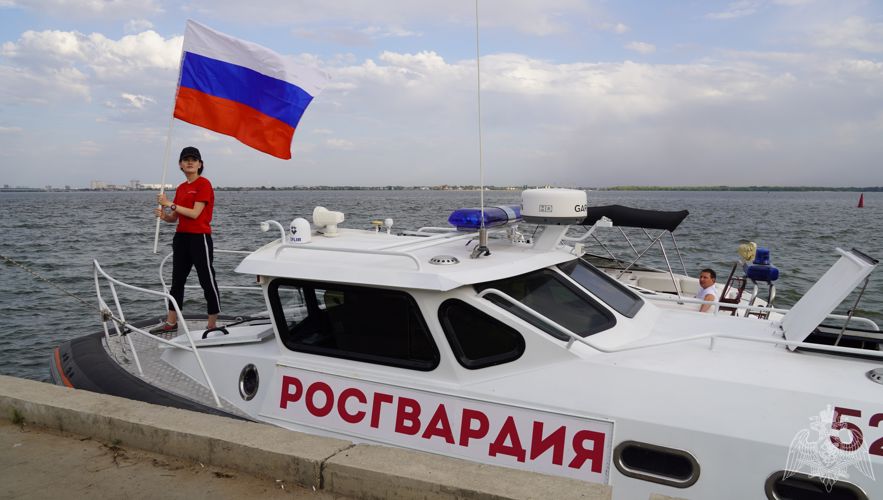 В Саратове сотрудники Росгвардии приняли участие в праздновании Дня Государственного флага Российской Федерации