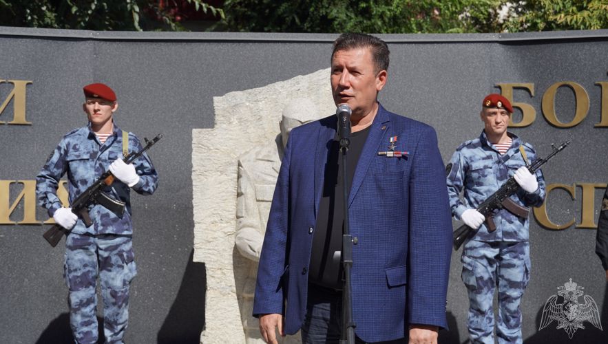 В Саратове военнослужащие и сотрудники Росгвардии приняли участие в мероприятии, посвященном памяти бойцов спецназа внутренних войск