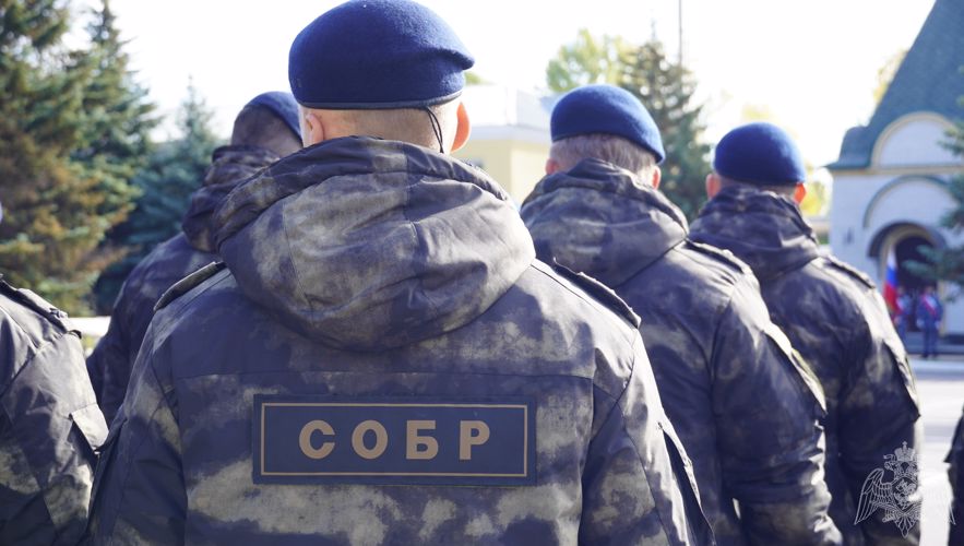 В Саратове сотрудники СОБР оказывают оперативное сопровождение мероприятий, направленных на расследование уголовного дела о незаконной банковской деятельности.
