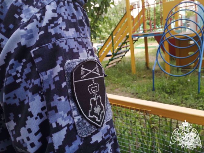 В Саратове сотрудники Росгвардии вернули матери потерявшуюся девочку 