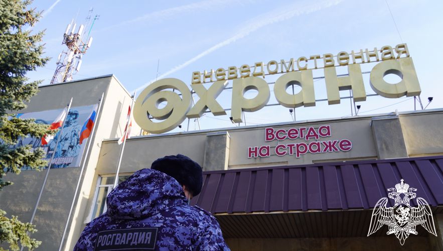 Сотрудники Росгвардии оказали доврачебную помощь раненому мужчине в Саратове