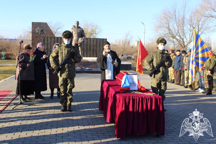 В Энгельсе военнослужащие и сотрудники Росгвардии  приняли участие в церемонии перезахоронения останков бойца Великой Отечественной войны, летчика Алексея Владыкина