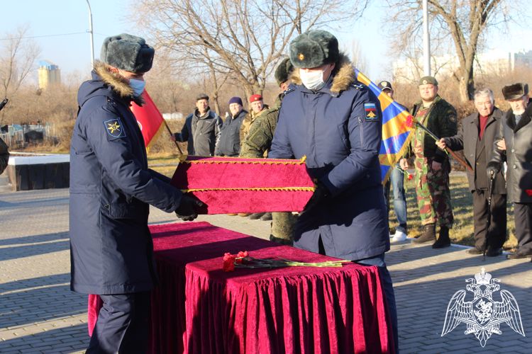 В Энгельсе военнослужащие и сотрудники Росгвардии  приняли участие в церемонии перезахоронения останков бойца Великой Отечественной войны, летчика Алексея Владыкина