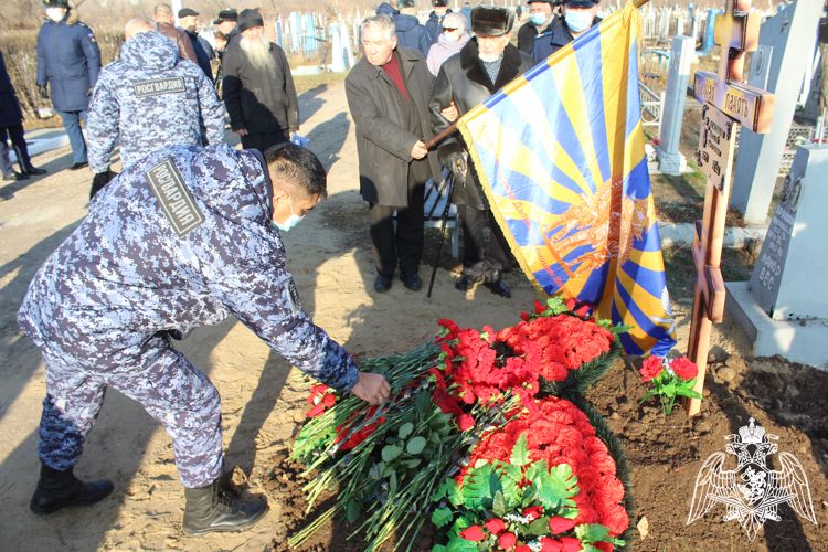 В Энгельсе военнослужащие и сотрудники Росгвардии  приняли участие в церемонии перезахоронения останков бойца Великой Отечественной войны, летчика Алексея Владыкина