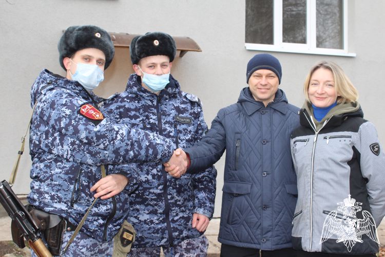 Семейная пара из Саратова поблагодарила сотрудников вневедомственной охраны, которые первыми пришли на помощь на  пожаре