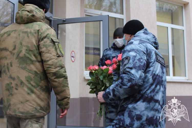 В Саратове военнослужащие и сотрудники Росгвардии поздравили пациенток родильного дома с Днем матери
