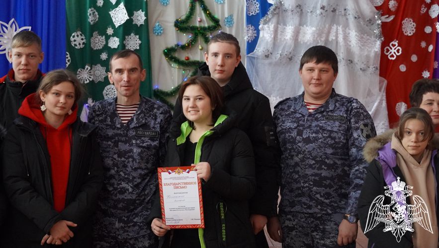 В Саратовской области сотрудники Росгвардии поздравили с наступающими новогодними праздниками  семью погибшего военнослужащего