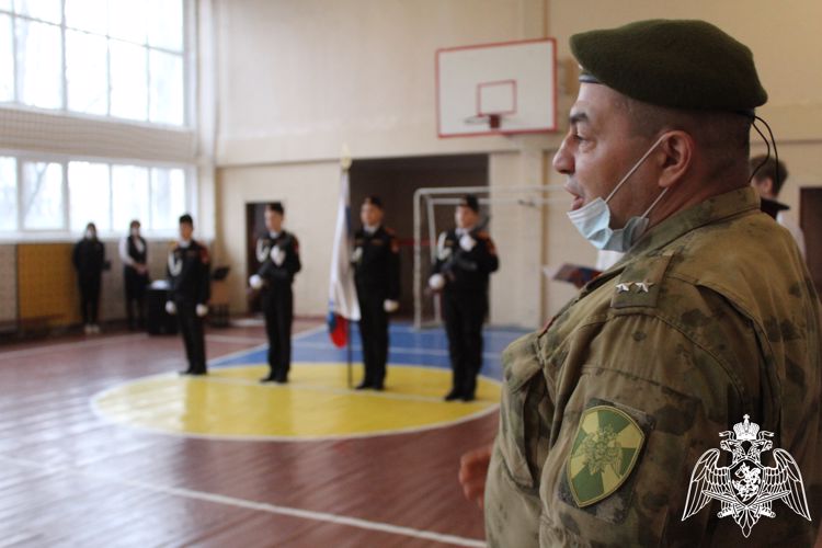 В Саратове в День памяти воинов, погибших в локальных вооруженных конфликтах, росгвардейцы приняли участие в торжественной церемонии посвящения в кадеты саратовских школьников