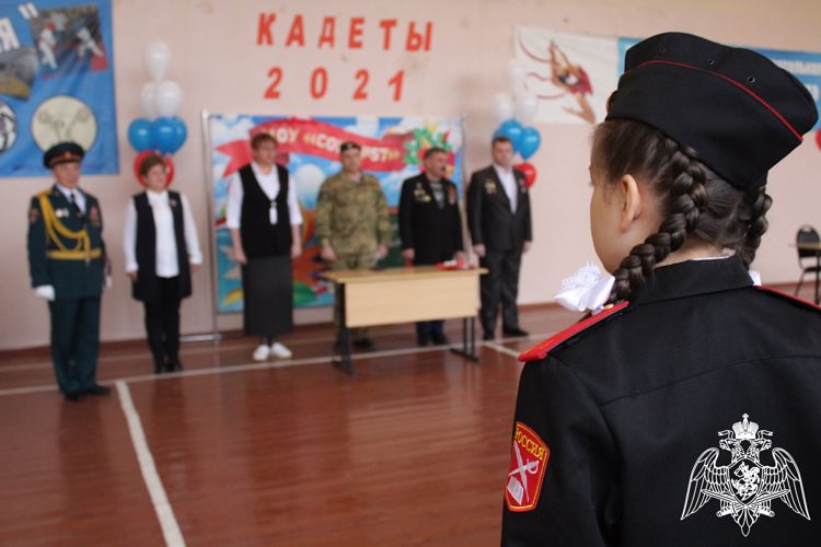 В Саратове в День памяти воинов, погибших в локальных вооруженных конфликтах, росгвардейцы приняли участие в торжественной церемонии посвящения в кадеты саратовских школьников