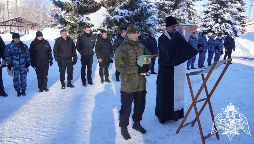  В Саратове в  сотрудники Росгвардии приняли участие в праздничном молебне в день Крещения Господня