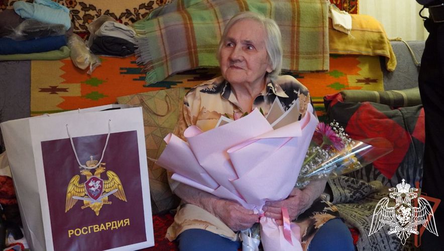 В Саратове офицеры Росгвардии поздравили со столетним юбилеем ветерана войск НКВД Веру Максимовну Кривоногову