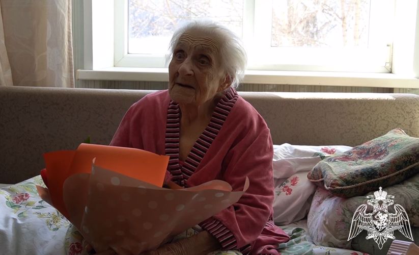 В Саратове офицеры Росгвардии поздравили ветерана Великой Отечественной войны Нину Андреевну Кузнецову с днем рождения. Ей исполняется 103 года
