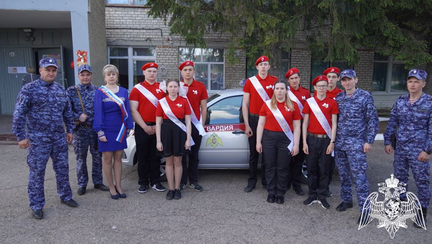 В Саратовской области сотрудники Росгвардии поздравили юнармейцев с «Последним звонком»