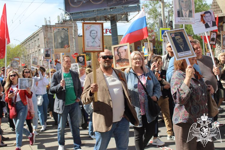 В Саратове военнослужащие и сотрудники Росгвардии приняли участие в патриотическом  шествии «Бессмертный полк»