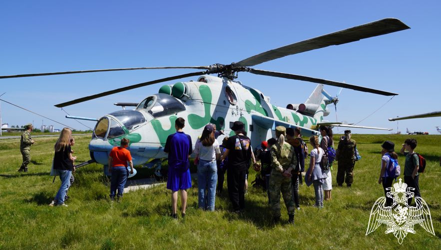 В Саратове военнослужащие и сотрудники Росгвардии в международный день защиты детей подарили детям праздник