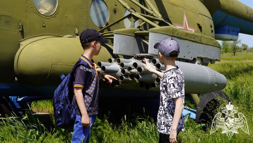 В Саратове военнослужащие и сотрудники Росгвардии в международный день защиты детей подарили детям праздник