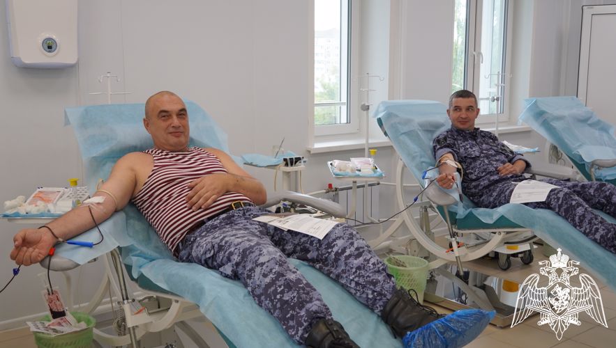 В Саратове сотрудники Росгвардии приняли участие в акции по добровольной сдаче крови 