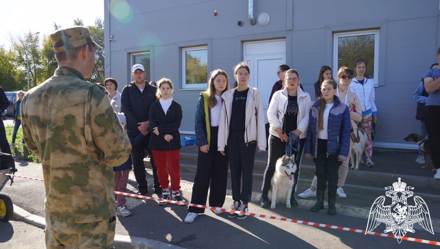 В Саратове сотрудники Росгвардии приняли участие в открытии детского клуба «Юный кинолог»