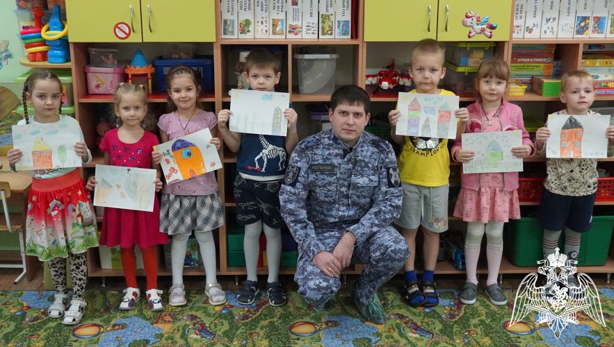 В Саратове воспитанники детских садов передали письма и рисунки участникам спецоперации на Украине