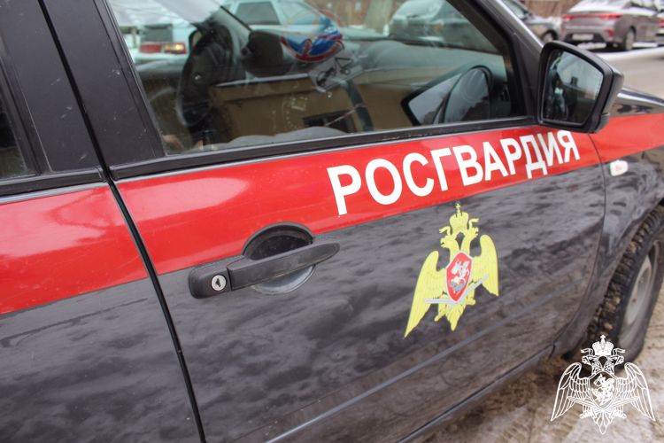 В Саратове сотрудники Росгвардии задержали нетрезвого мужчину, подозреваемого в угрозе убийством