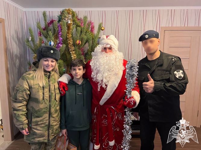 В Саратове «Дед Мороз специального назначения» продолжает поздравлять детей с наступающим Новым годом